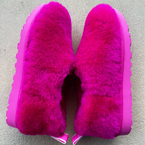 UGG Shoes - UGG Classic Pink Cozy Bootie